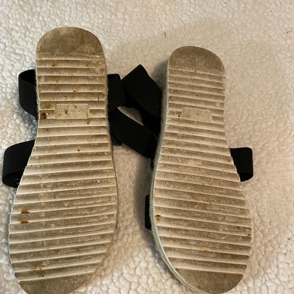 Dream Pairs Black and Tan Sandals size 10 - Picture 6 of 6